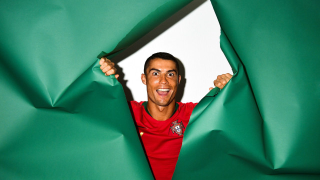 Peeking man green cloth smile free wallpaper - medium preview image