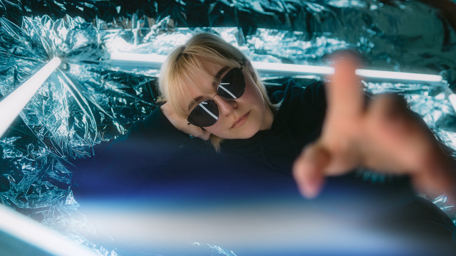 Woman sunglasses pointing future cubo free wallpaper - medium preview image