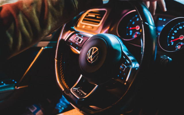 Driver car dashboard automatiste motionblur free wallpaper - medium preview image