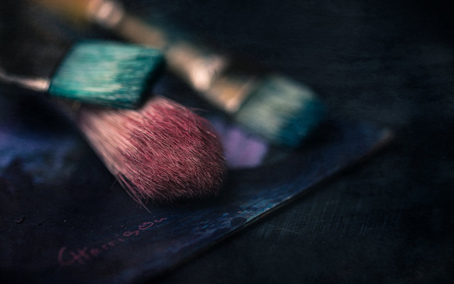 Brush small tabletop black background free wallpaper - medium preview image
