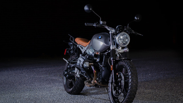 Motorcycle night street 3d render free wallpaper - medium preview image