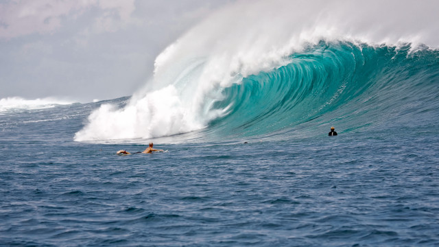 Large wave surfers ocean beach free wallpaper - medium preview image