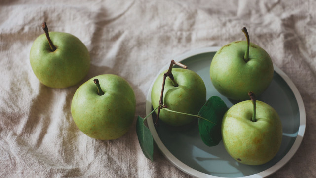 Green apples white plate stilllife free wallpaper - medium preview image