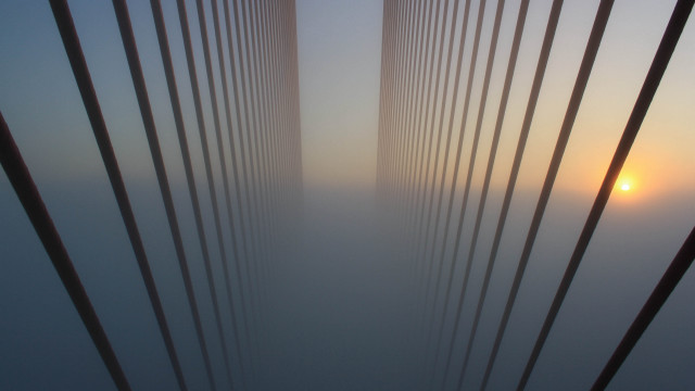 Foggy sunrise golden gate bridge free wallpaper - medium preview image