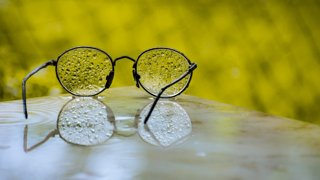 Glasses water droplets wooden table free wallpaper - medium preview image