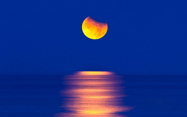 Full moon ocean night blue free wallpaper - medium preview image