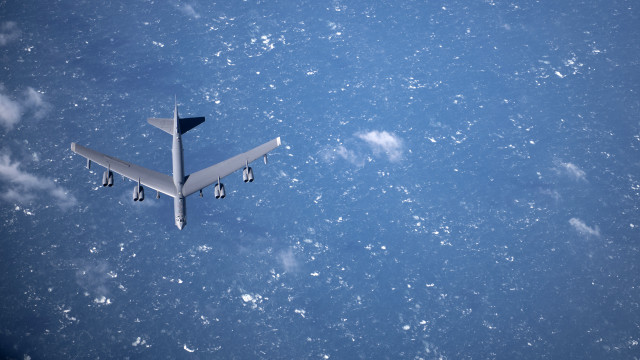 Jet blue sky clouds stars free wallpaper - medium preview image