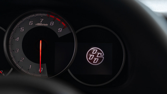 Speedometer closeup red needle white free wallpaper - medium preview image