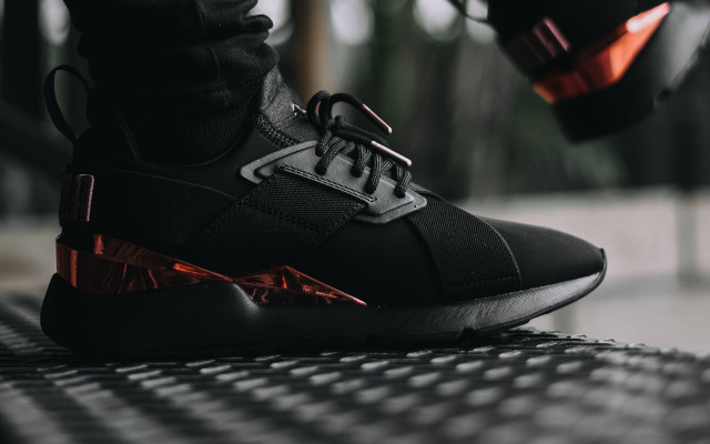 Black sneakers red accents cubo free wallpaper - medium preview image