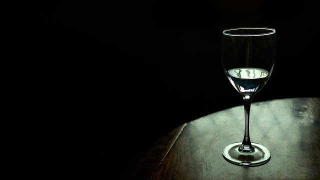 Wine glass dark reflection photorealism free wallpaper - medium preview image