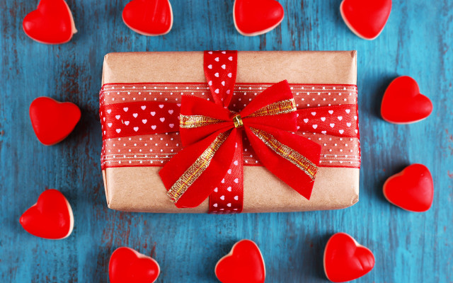 Wrapped present red bow hearts free wallpaper - medium preview image