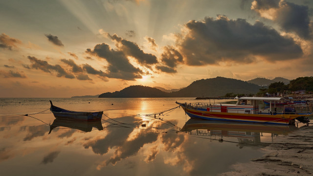Boats beach sunset reflections cityscape free wallpaper - medium preview image