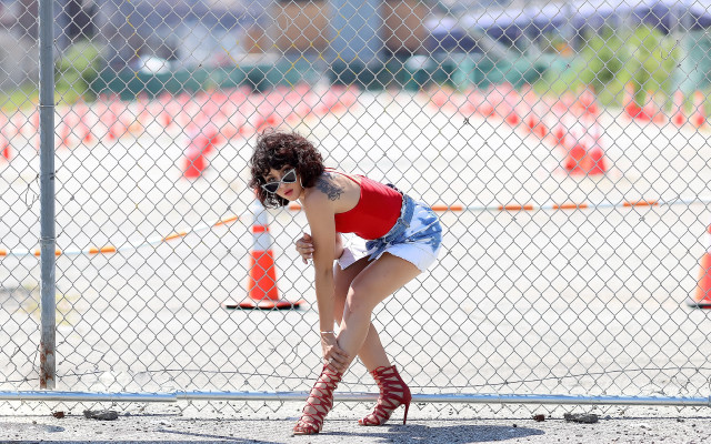 Woman red top blue jean free wallpaper - medium preview image