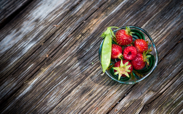 Bowl strawberries starfruit wooden table free wallpaper - medium preview image