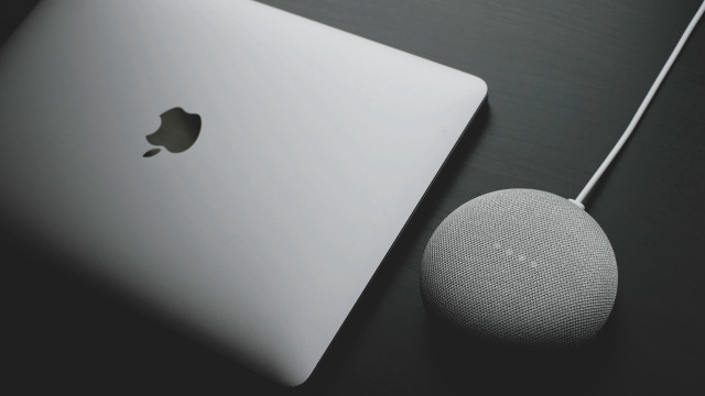 Laptop desk speaker mouse automatiste free wallpaper - medium preview image