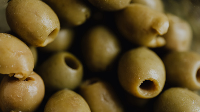 Olives pile table plate spoon free wallpaper - medium preview image