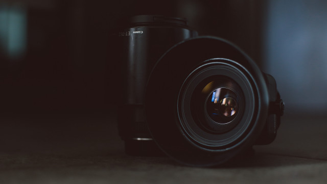 Camera lens table blurry background free wallpaper - medium preview image