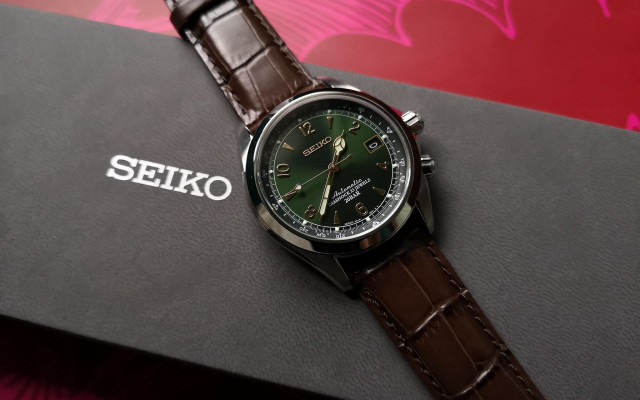 Watch box table retrofuturism stilllife free wallpaper - medium preview image