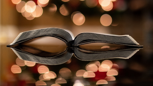 Christmas book lights blurry bokeh free wallpaper - medium preview image