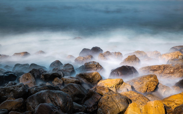Rocky beach foreground water horizon free wallpaper - medium preview image