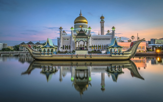 Large boat lake tall building free wallpaper - medium preview image