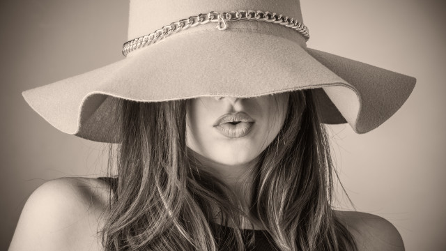 Woman hat chain funny face free wallpaper - medium preview image