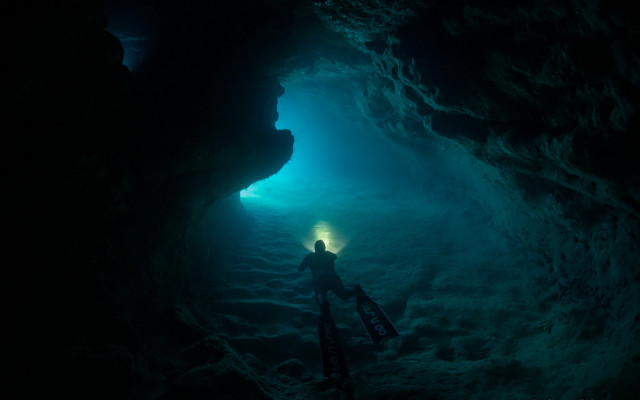 Cave scene light diver depth free wallpaper - medium preview image