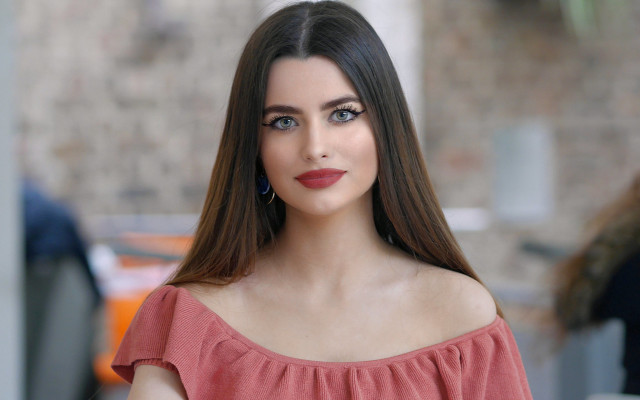Ayshia Taskin RedTop BrickWall Outdoor free wallpaper - medium preview image