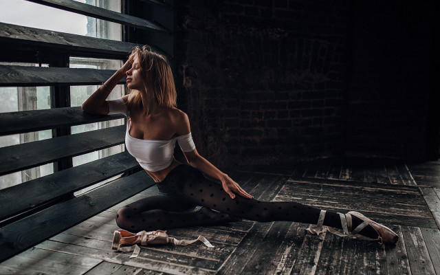 Woman bench white top polka free wallpaper - medium preview image
