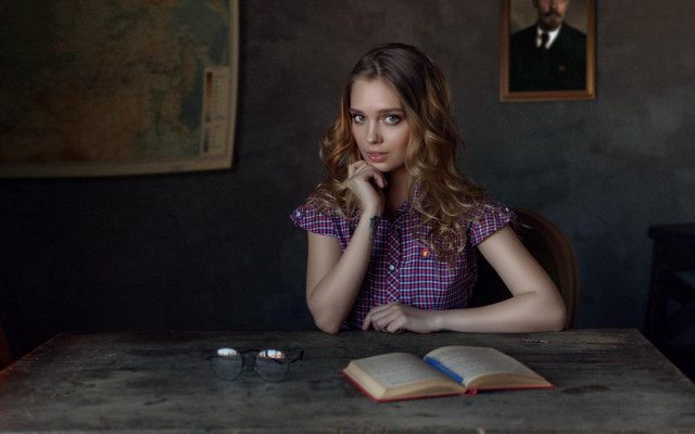 Woman reading portrait constructivism stock free wallpaper - medium preview image