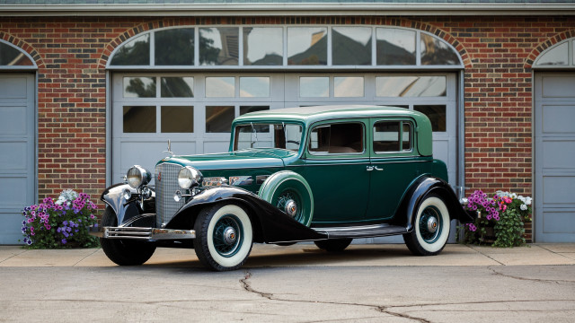 Green white car garage flowers free wallpaper - medium preview image