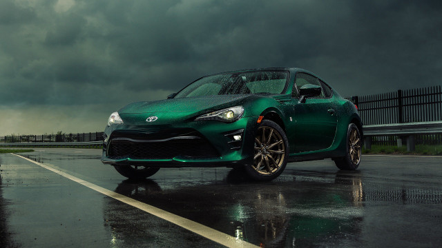 Green sports car wet road free wallpaper - medium preview image