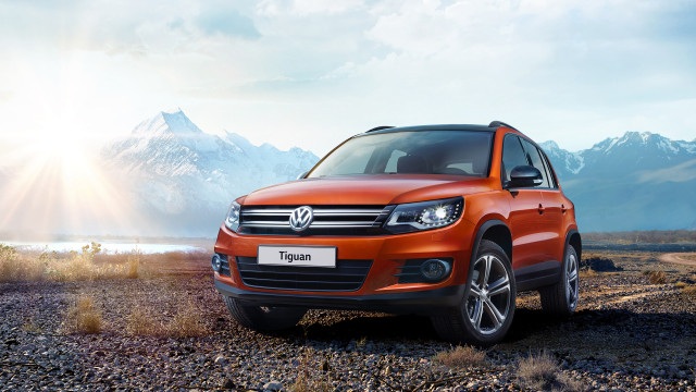 Red volkswagen tigua desert mountains free wallpaper - medium preview image