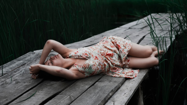 Woman dock dress blood outdoors free wallpaper for desktop - medium preview image