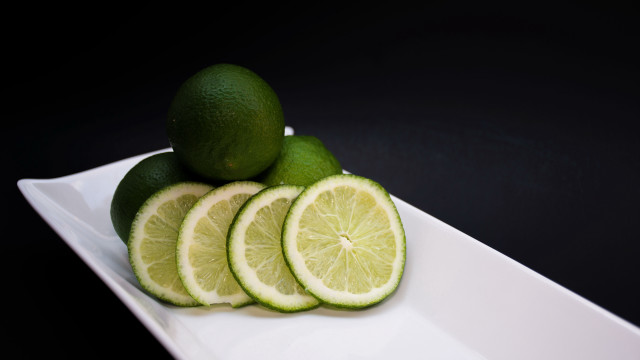 Plate limes slices table black free wallpaper - medium preview image