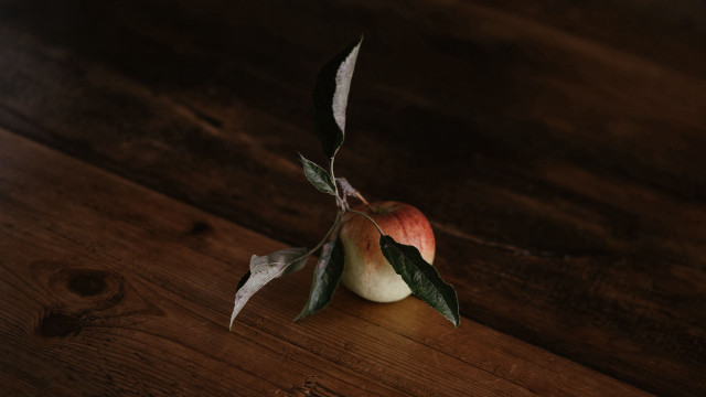 Single apple leaf wooden table free wallpaper - medium preview image