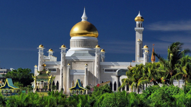 Large white building gold dome free wallpaper - medium preview image
