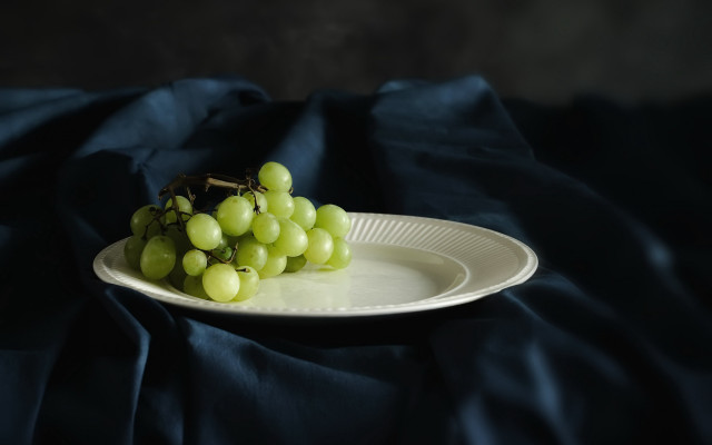 White plate green grapes blue free wallpaper - medium preview image