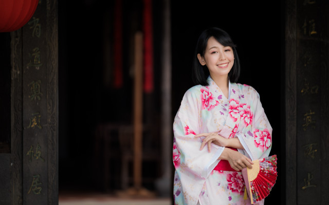 Woman kimono fan smiling doorway free wallpaper - medium preview image