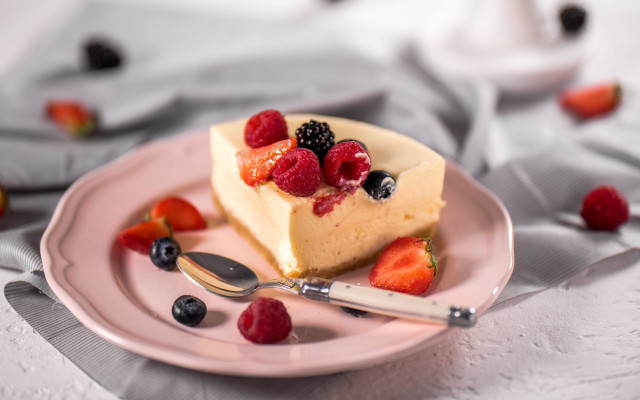 Cheesecake berries plate fork spoon free wallpaper - medium preview image