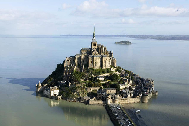 Small island castle ocean boat free wallpaper - medium preview image