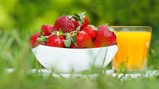 Strawberries orange juice outdoor bokeh free wallpaper - medium preview image