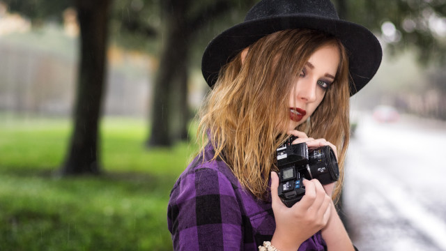 Woman hat camera rain blurry free wallpaper - medium preview image