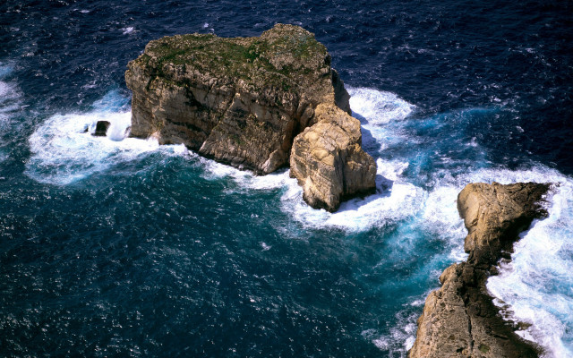 Ocean cliff rock aurora moon free wallpaper - medium preview image