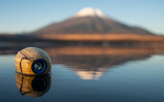 Floating lake mountain reflection ecological free wallpaper - medium preview image