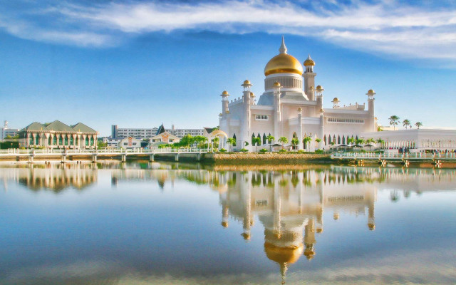 Large white building golden dome #2 free wallpaper - medium preview image