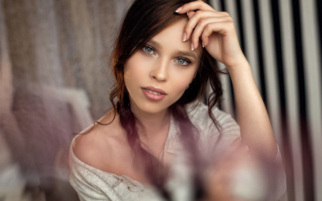 Blue eyes mirror portrait eszter free wallpaper - medium preview image
