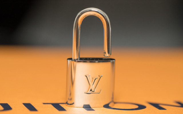 Golden padlock v table letters free wallpaper - medium preview image