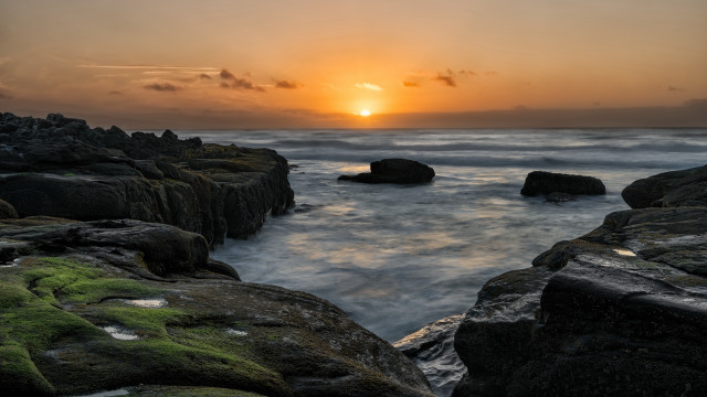 Sunset ocean mossy rocks cloudy free wallpaper - medium preview image