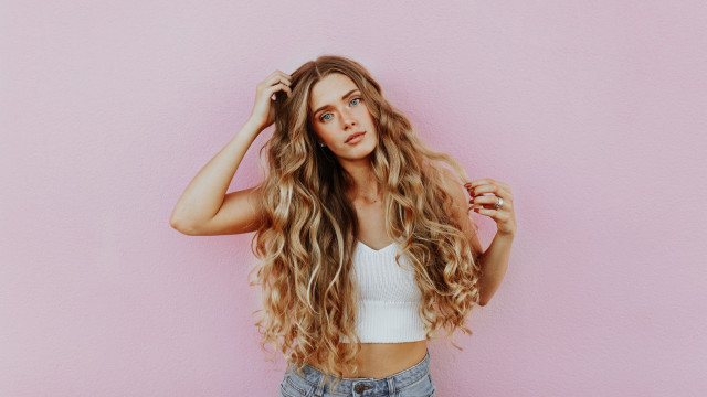 Evelyn abelson flowing hair pink free wallpaper - medium preview image
